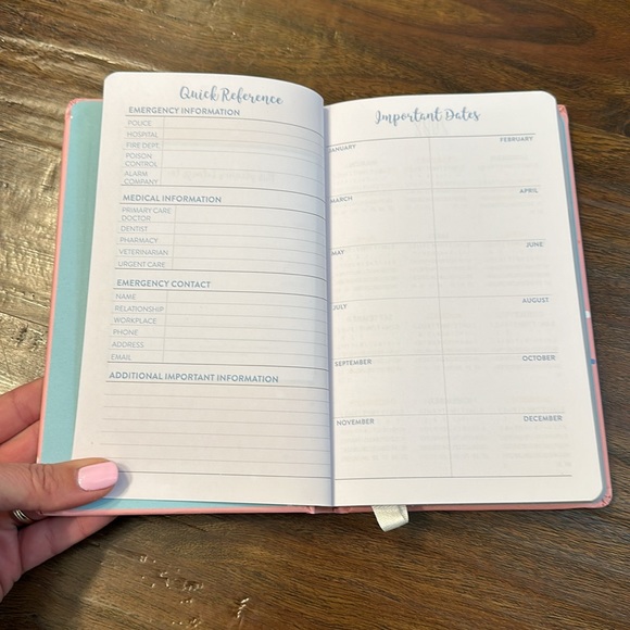 Small planner. Free with any bundle. - Picture 3 of 16